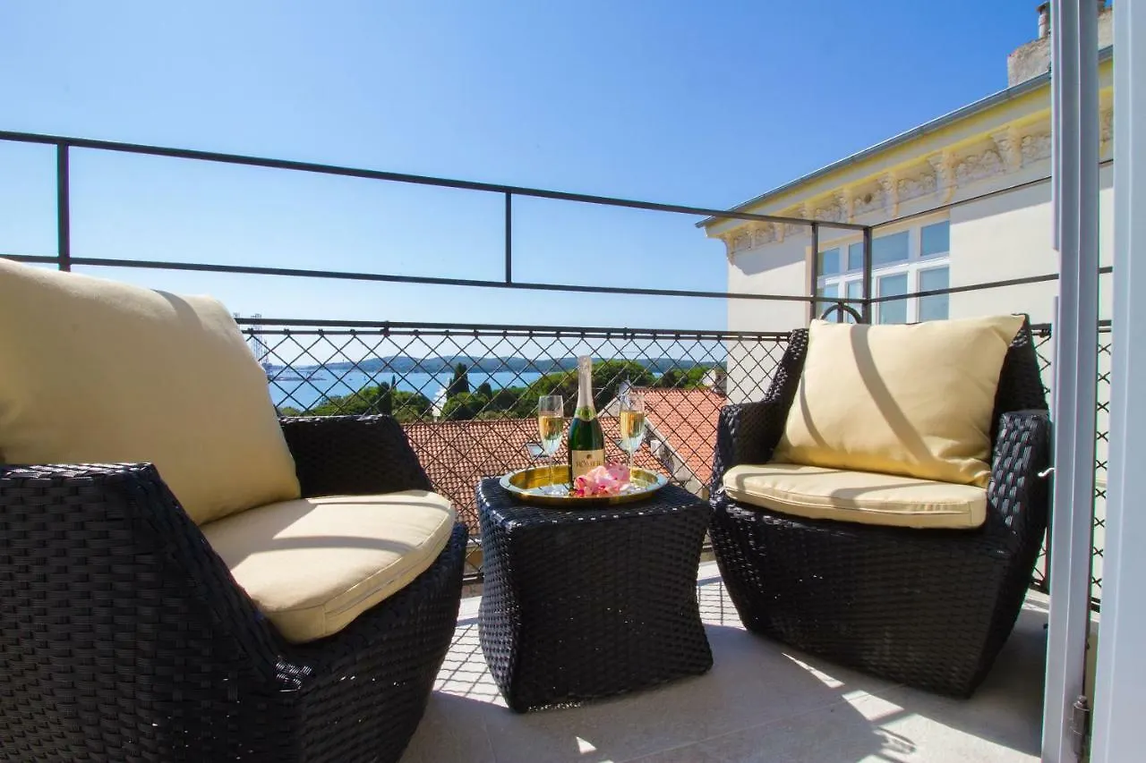 Arena & Seaview Luxurious Residence Pula